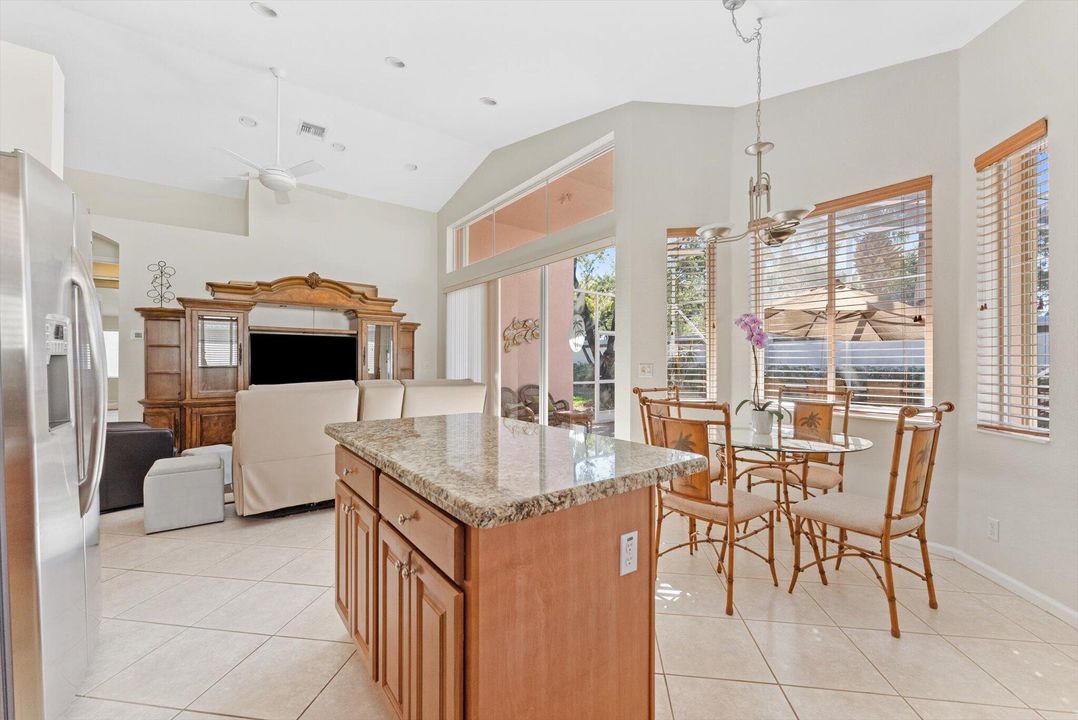 合同活跃: $3,200 (3 贝兹, 2 浴室, 2109 平方英尺)