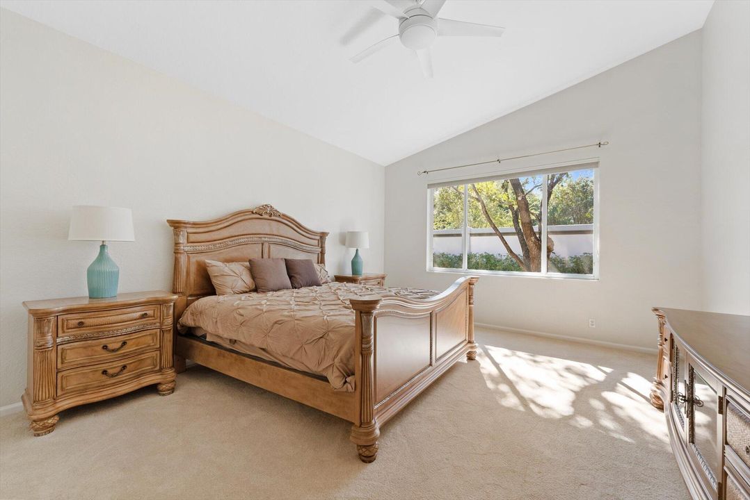 合同活跃: $3,200 (3 贝兹, 2 浴室, 2109 平方英尺)