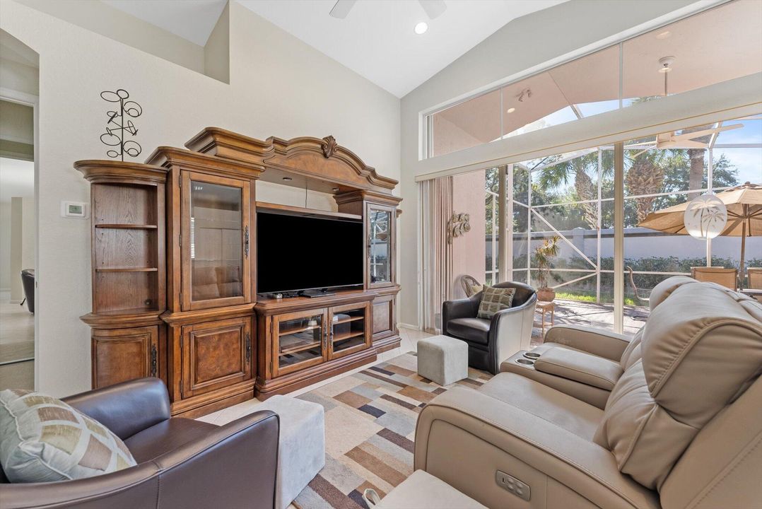 合同活跃: $3,200 (3 贝兹, 2 浴室, 2109 平方英尺)