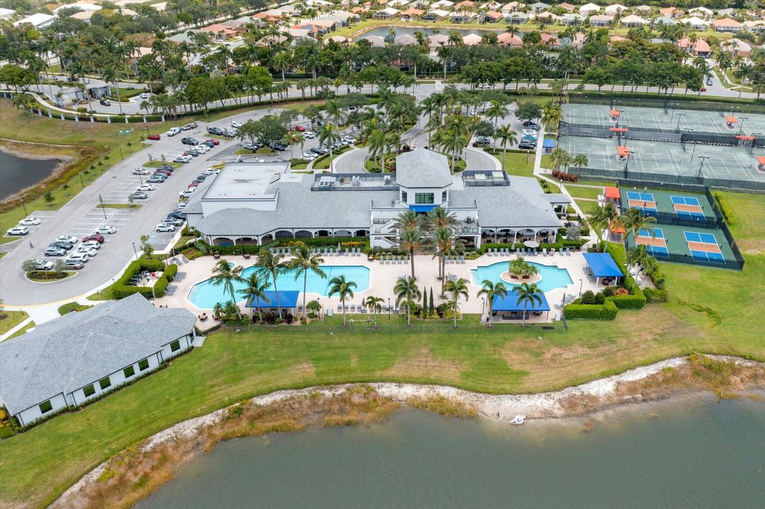 合同活跃: $3,200 (3 贝兹, 2 浴室, 2109 平方英尺)