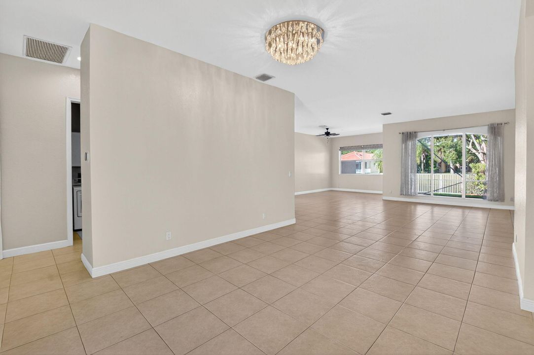 合同活跃: $725,000 (3 贝兹, 2 浴室, 2045 平方英尺)