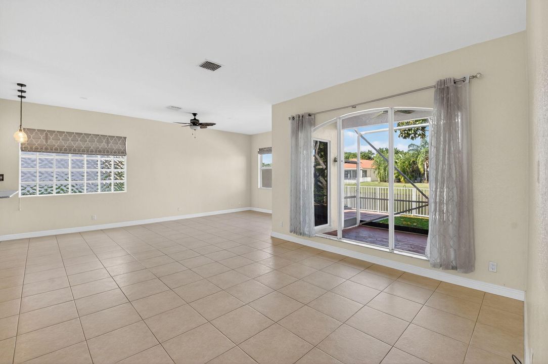 合同活跃: $725,000 (3 贝兹, 2 浴室, 2045 平方英尺)