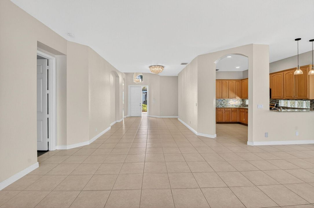 合同活跃: $725,000 (3 贝兹, 2 浴室, 2045 平方英尺)