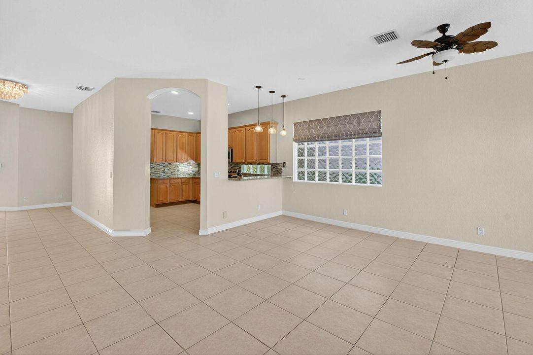 合同活跃: $725,000 (3 贝兹, 2 浴室, 2045 平方英尺)