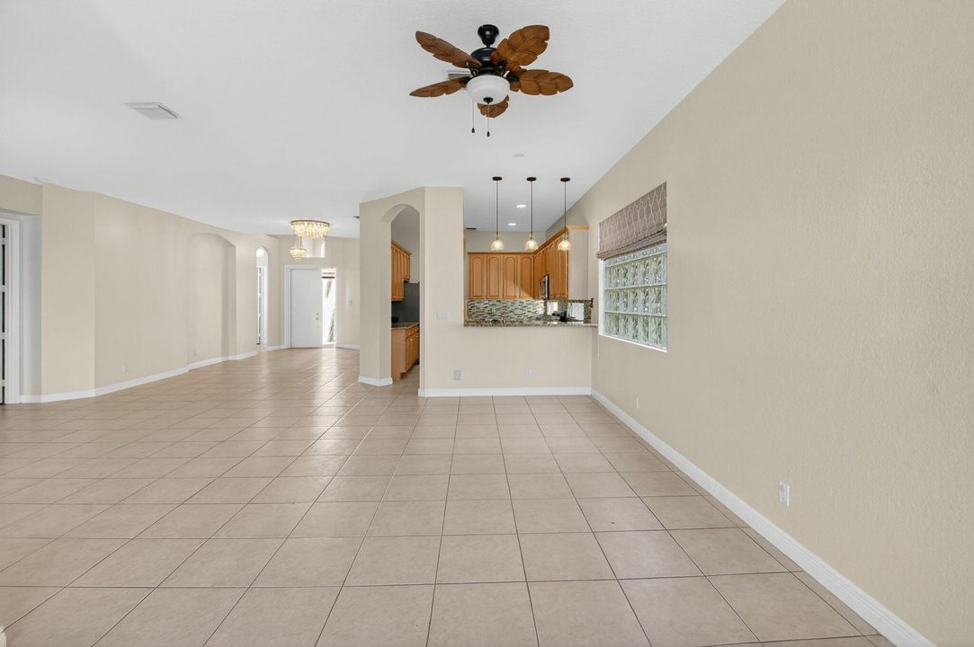 合同活跃: $725,000 (3 贝兹, 2 浴室, 2045 平方英尺)