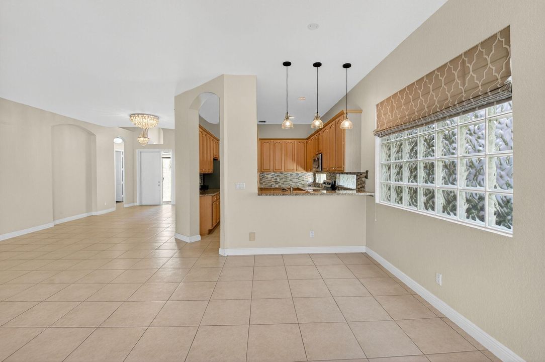 合同活跃: $725,000 (3 贝兹, 2 浴室, 2045 平方英尺)