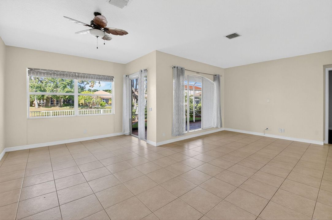 合同活跃: $725,000 (3 贝兹, 2 浴室, 2045 平方英尺)