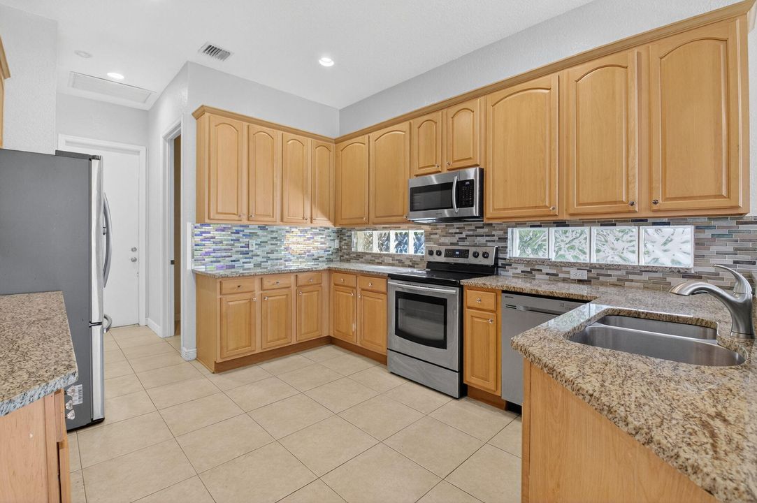 合同活跃: $725,000 (3 贝兹, 2 浴室, 2045 平方英尺)