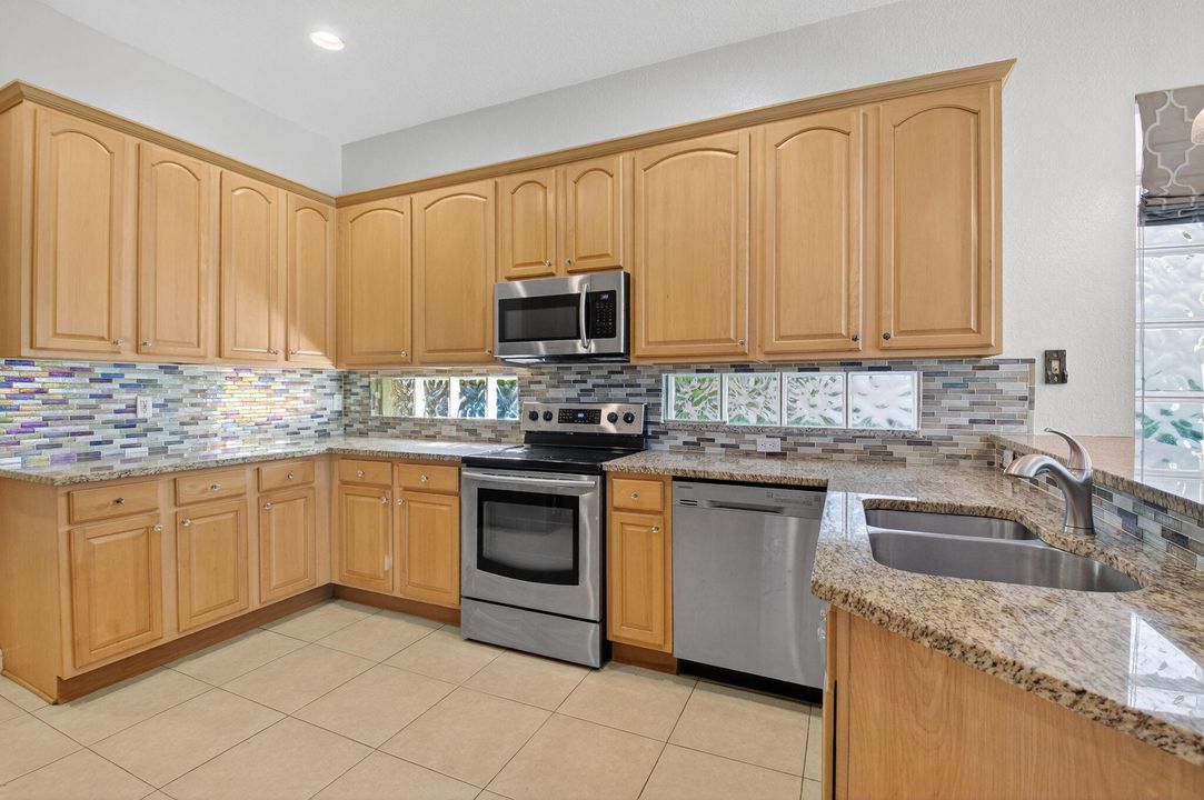 合同活跃: $725,000 (3 贝兹, 2 浴室, 2045 平方英尺)