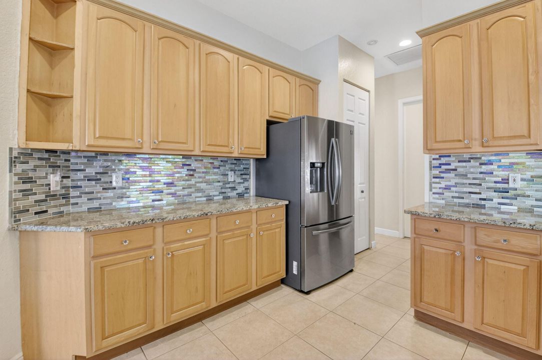 合同活跃: $725,000 (3 贝兹, 2 浴室, 2045 平方英尺)