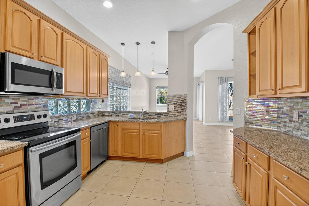 合同活跃: $725,000 (3 贝兹, 2 浴室, 2045 平方英尺)