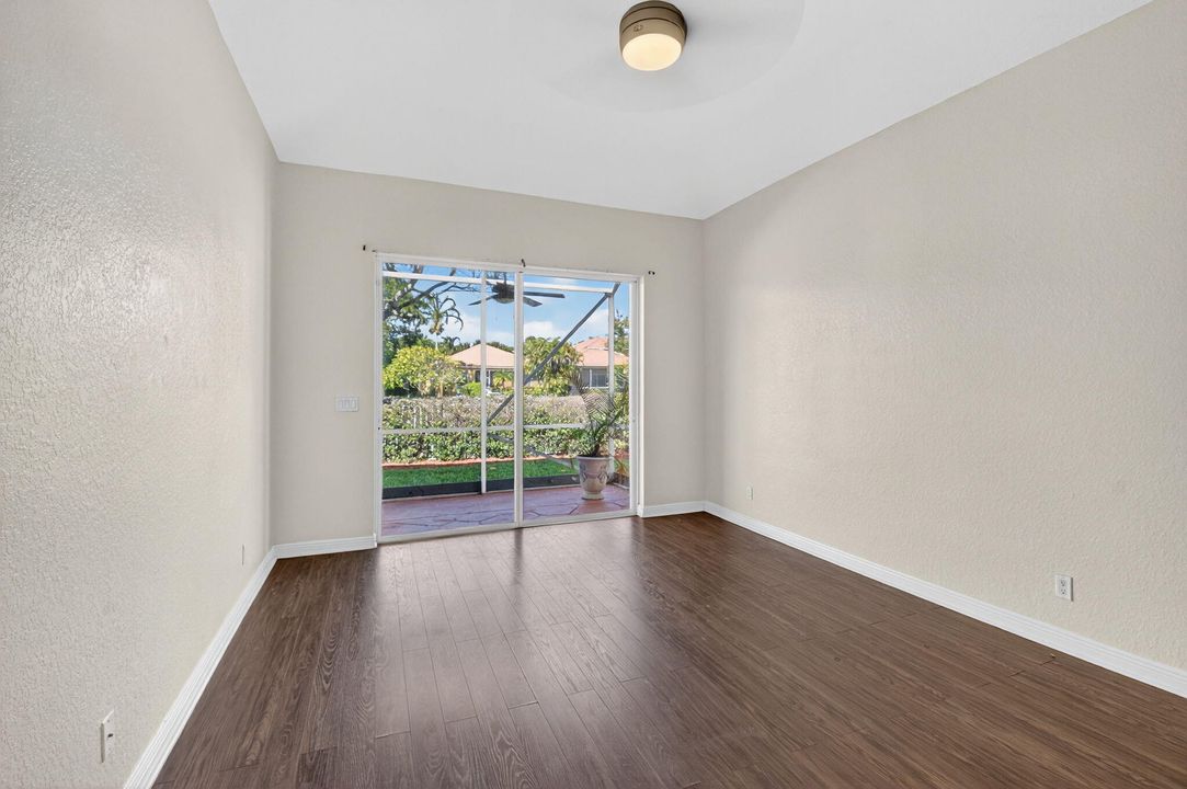 合同活跃: $725,000 (3 贝兹, 2 浴室, 2045 平方英尺)