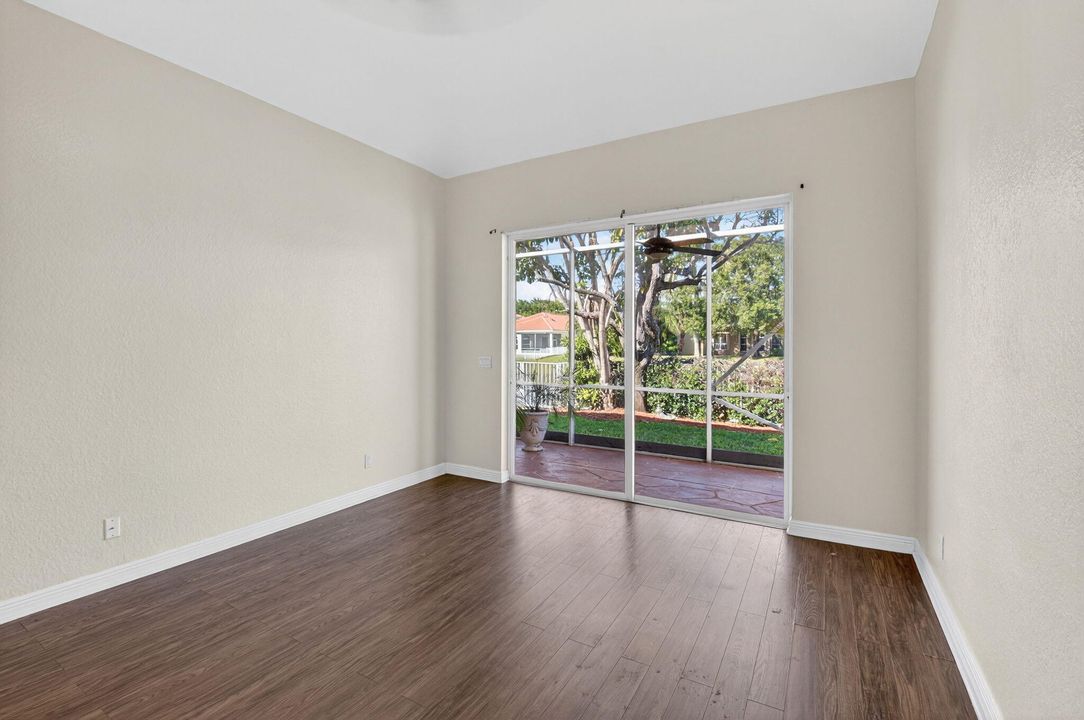 合同活跃: $725,000 (3 贝兹, 2 浴室, 2045 平方英尺)