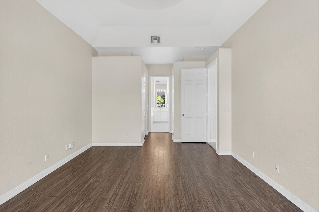 合同活跃: $725,000 (3 贝兹, 2 浴室, 2045 平方英尺)