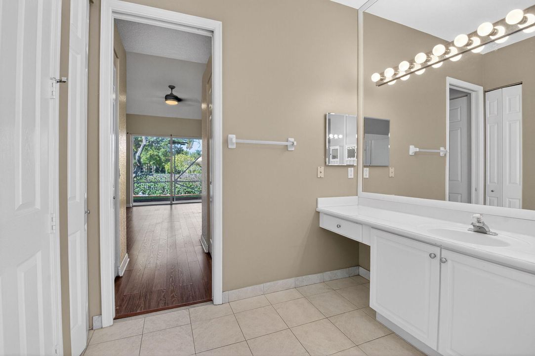 合同活跃: $725,000 (3 贝兹, 2 浴室, 2045 平方英尺)