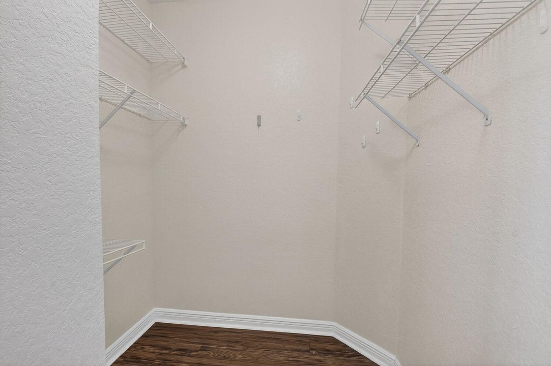 合同活跃: $725,000 (3 贝兹, 2 浴室, 2045 平方英尺)