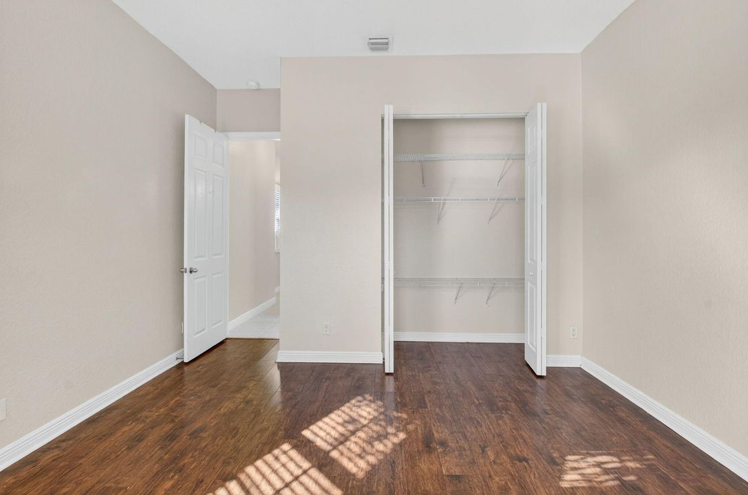 合同活跃: $725,000 (3 贝兹, 2 浴室, 2045 平方英尺)