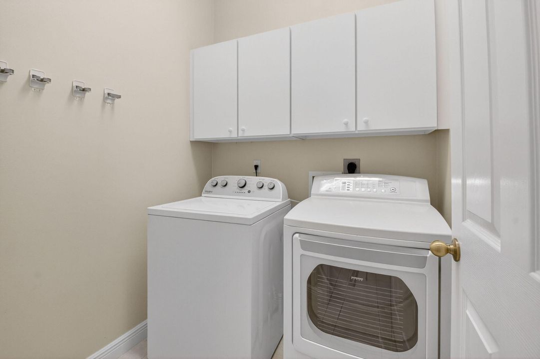 合同活跃: $725,000 (3 贝兹, 2 浴室, 2045 平方英尺)