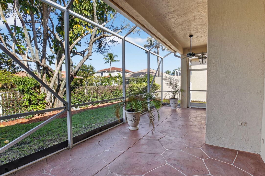 合同活跃: $725,000 (3 贝兹, 2 浴室, 2045 平方英尺)