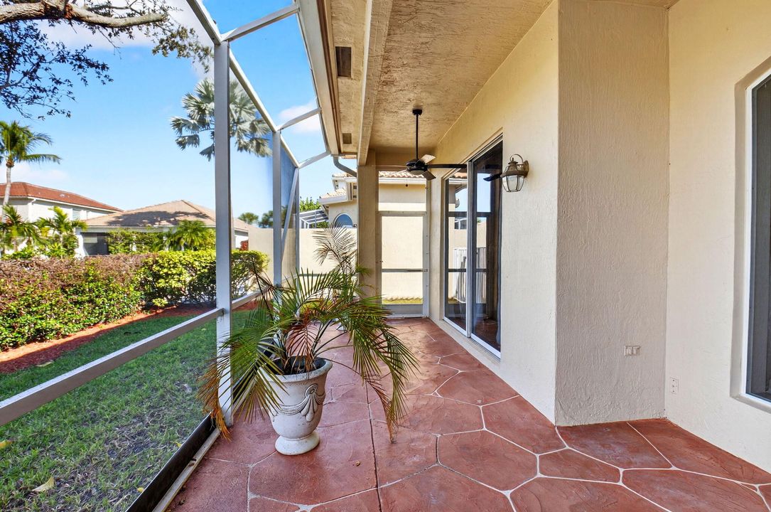 合同活跃: $725,000 (3 贝兹, 2 浴室, 2045 平方英尺)