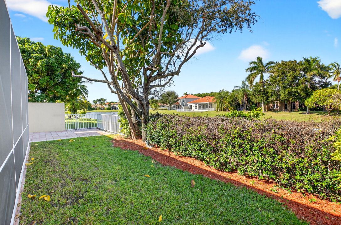 合同活跃: $725,000 (3 贝兹, 2 浴室, 2045 平方英尺)