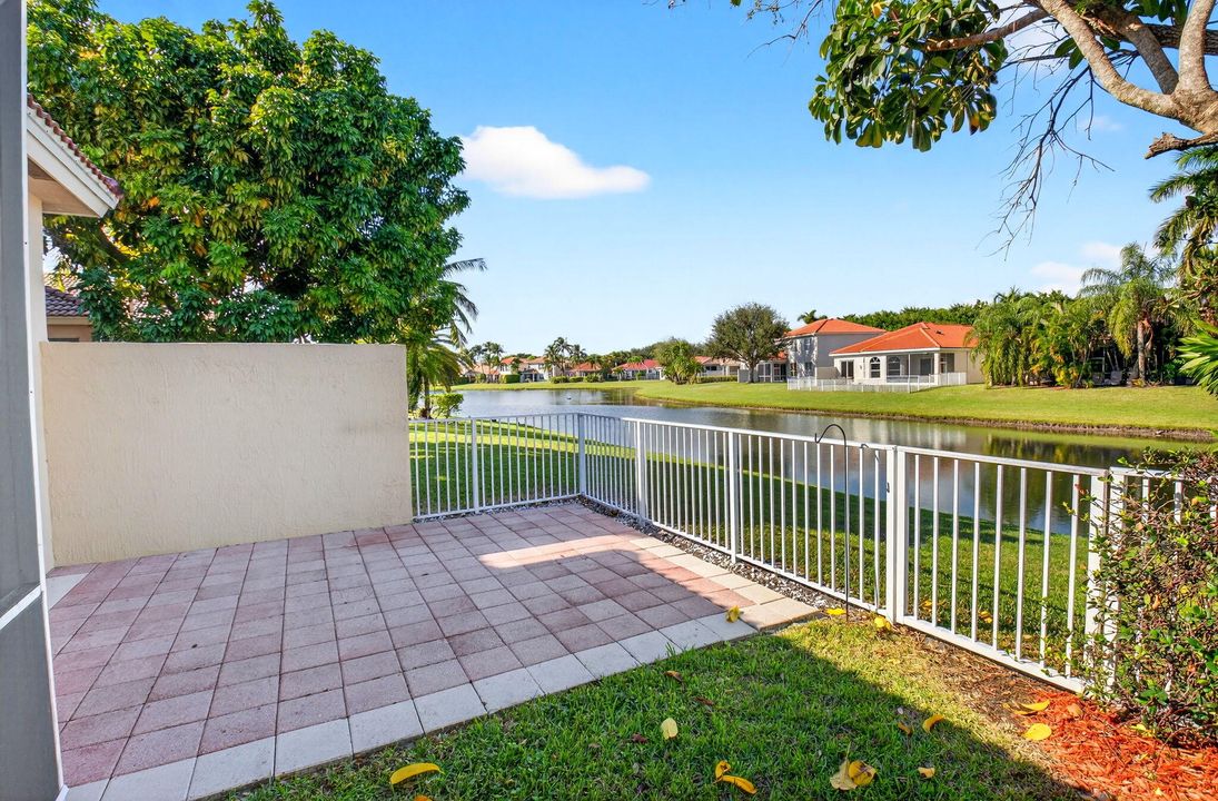 合同活跃: $725,000 (3 贝兹, 2 浴室, 2045 平方英尺)