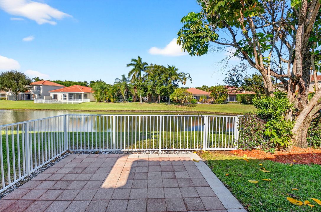 合同活跃: $725,000 (3 贝兹, 2 浴室, 2045 平方英尺)