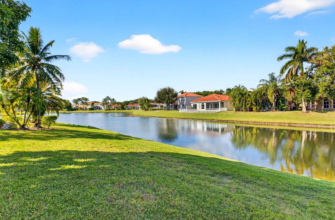 合同活跃: $725,000 (3 贝兹, 2 浴室, 2045 平方英尺)