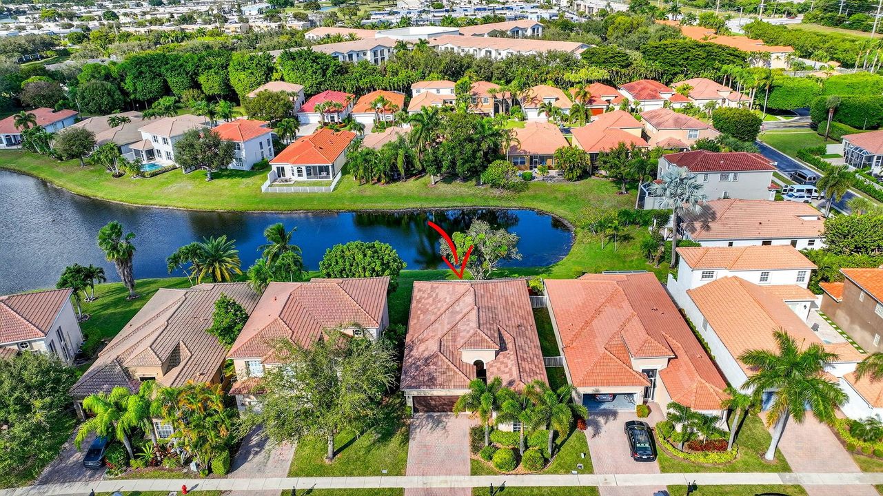 合同活跃: $725,000 (3 贝兹, 2 浴室, 2045 平方英尺)