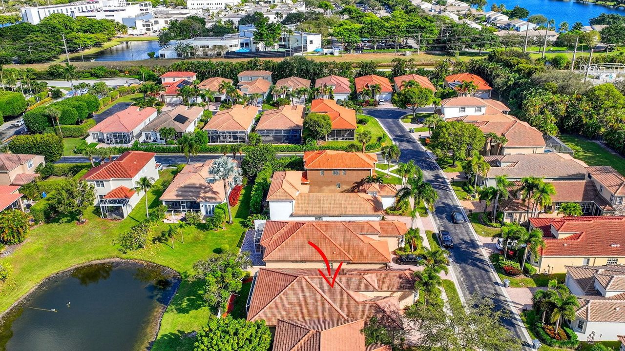 合同活跃: $725,000 (3 贝兹, 2 浴室, 2045 平方英尺)