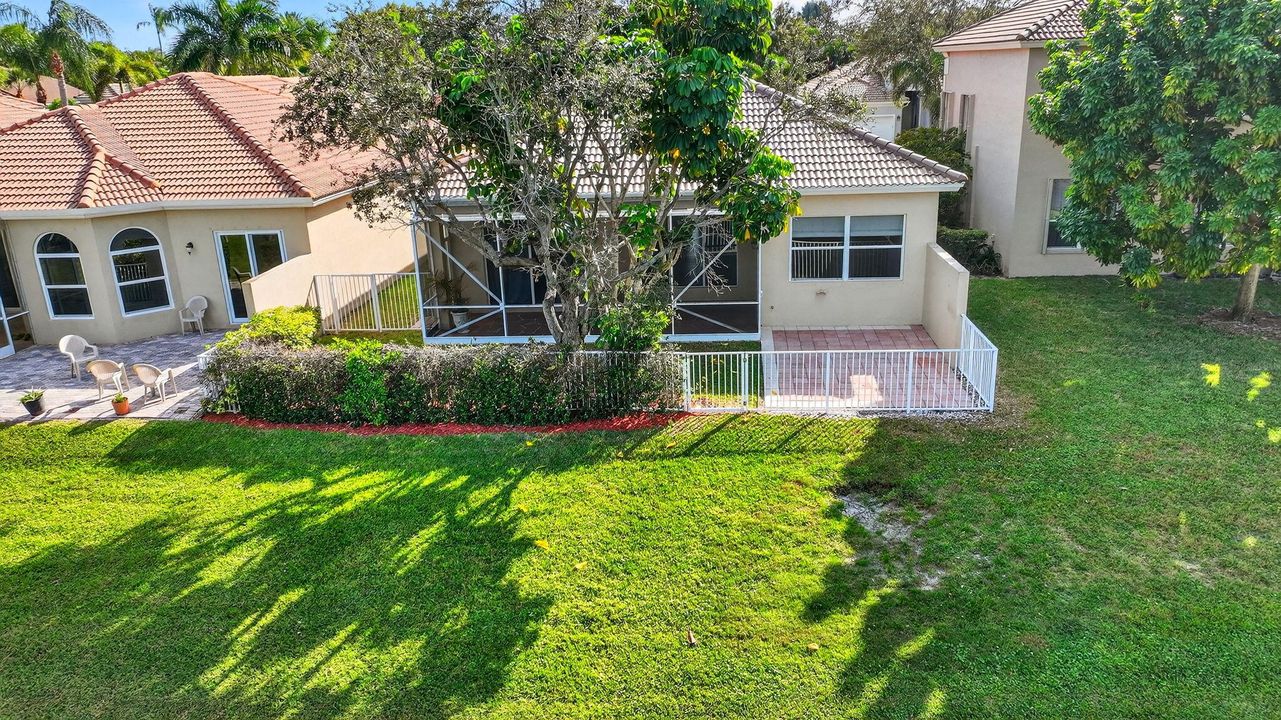 合同活跃: $725,000 (3 贝兹, 2 浴室, 2045 平方英尺)