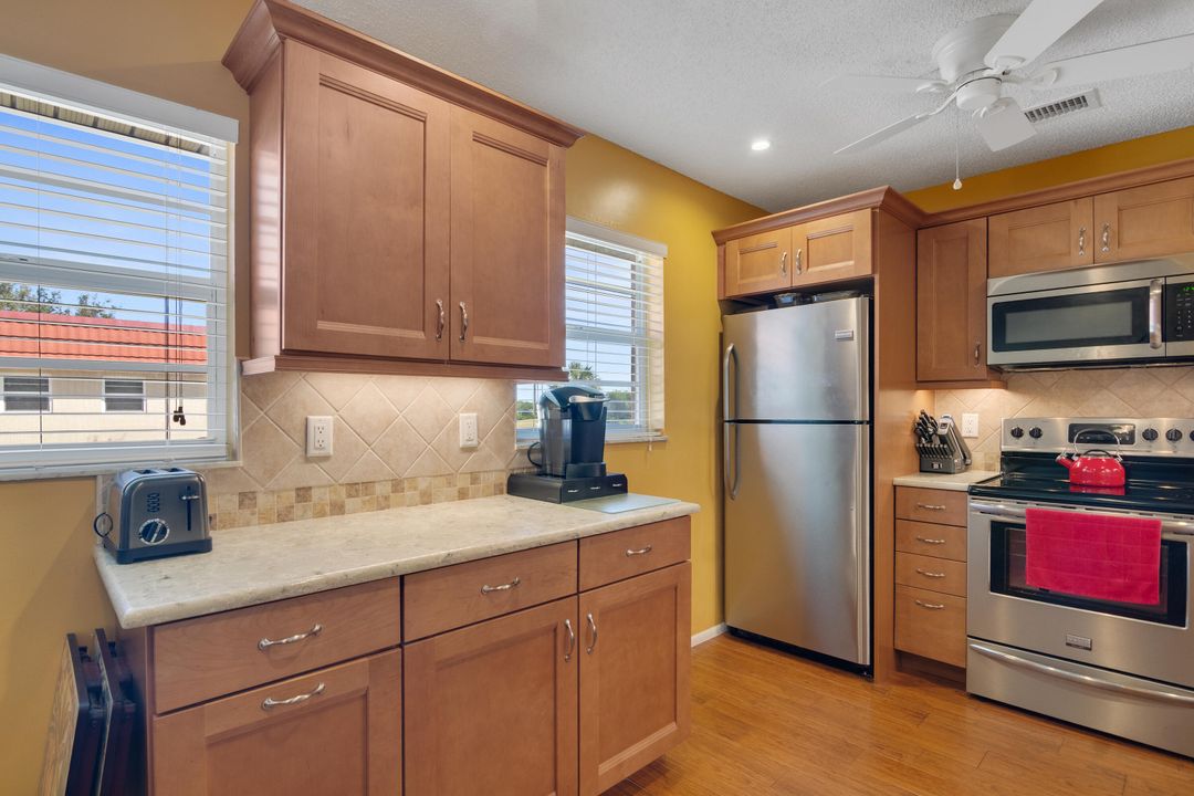 For Sale: $149,900 (2 beds, 2 baths, 1000 Square Feet)