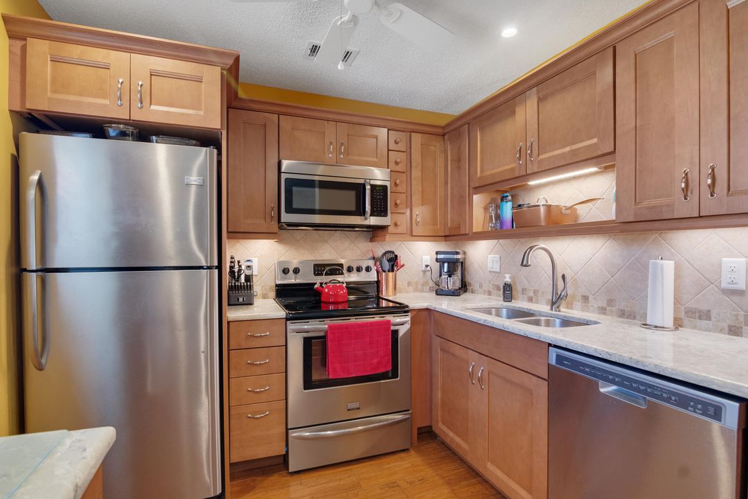 For Sale: $149,900 (2 beds, 2 baths, 1000 Square Feet)