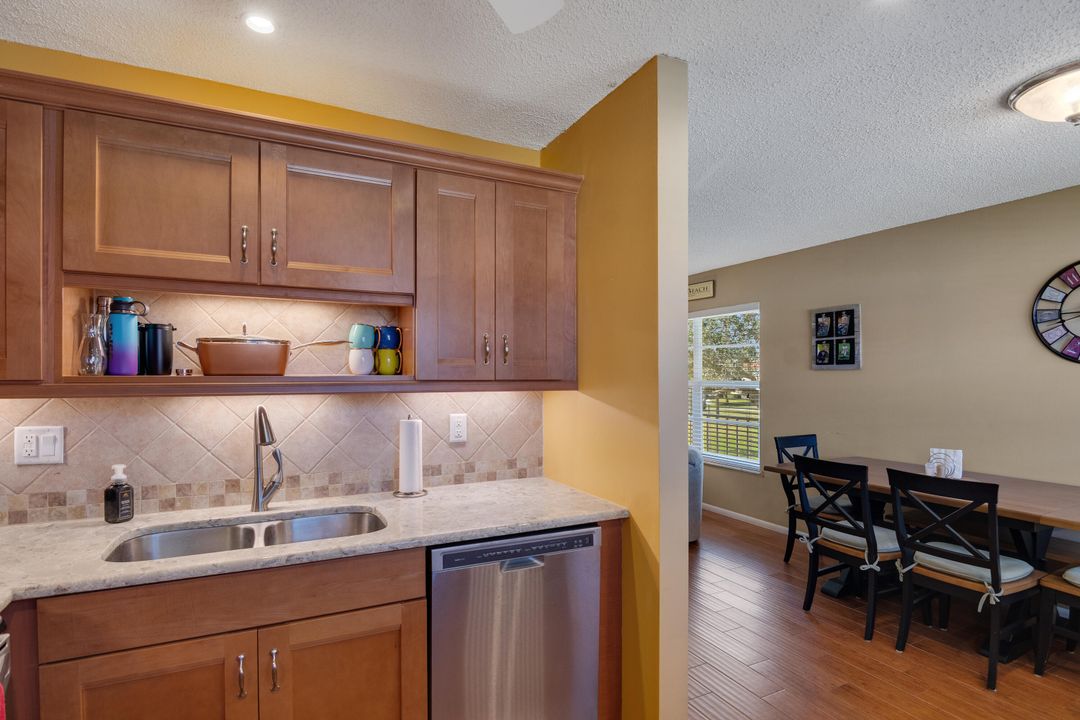 For Sale: $149,900 (2 beds, 2 baths, 1000 Square Feet)