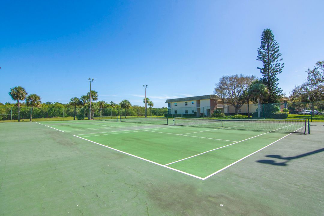 For Sale: $149,900 (2 beds, 2 baths, 1000 Square Feet)