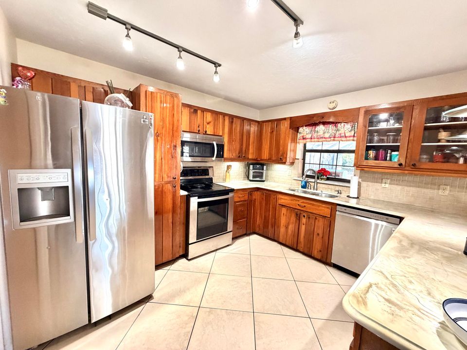 For Sale: $549,000 (3 beds, 2 baths, 2634 Square Feet)