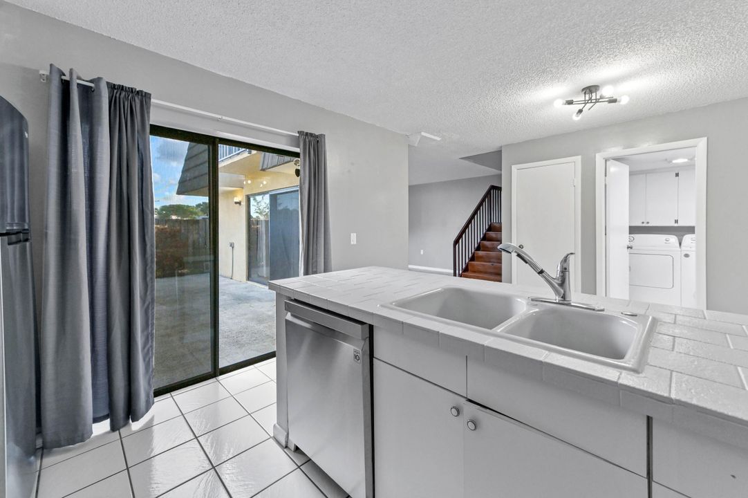 Activo con contrato: $2,200 (2 camas, 2 baños, 1236 Pies cuadrados)