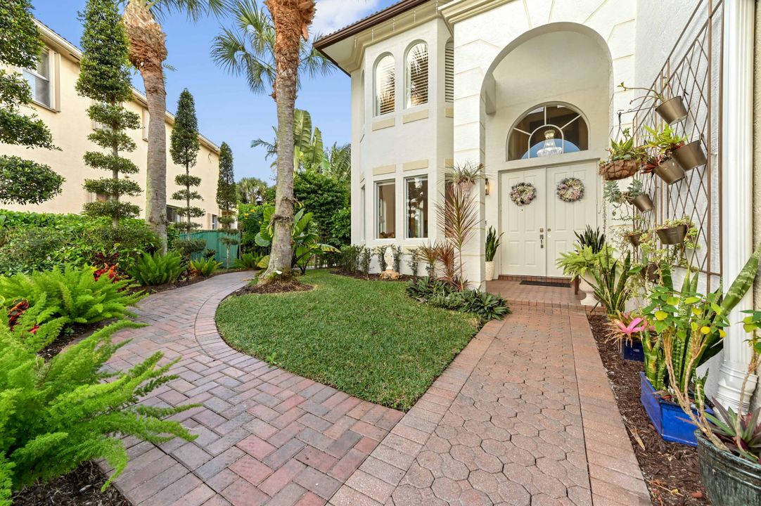 For Sale: $1,400,000 (6 beds, 4 baths, 3963 Square Feet)