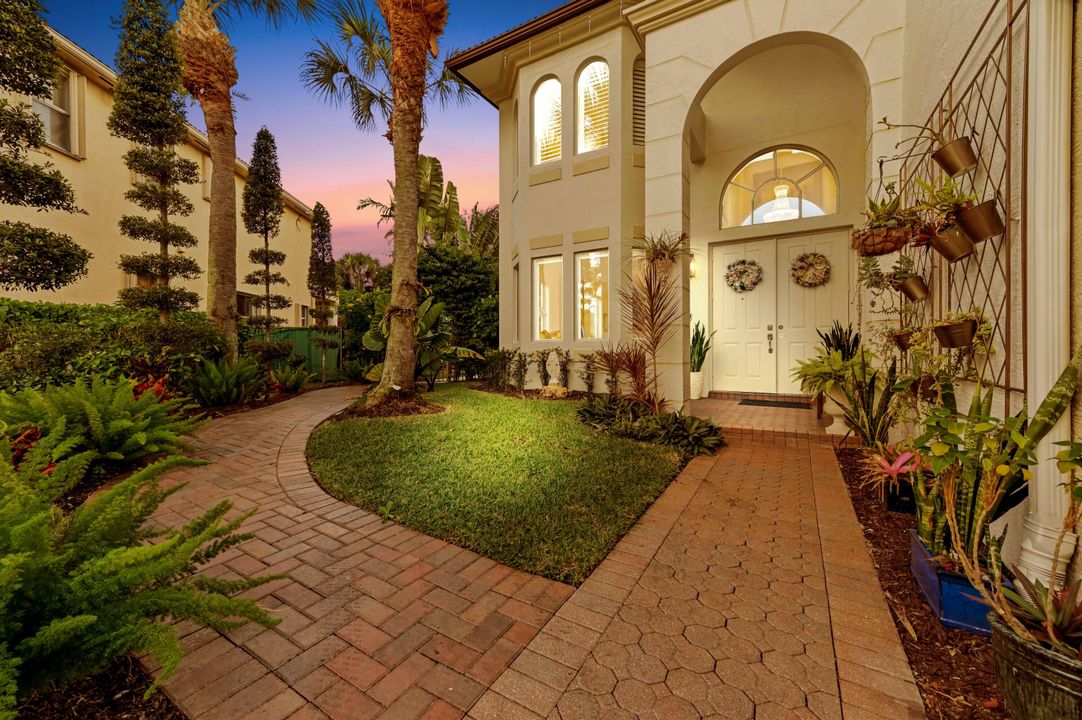 For Sale: $1,400,000 (6 beds, 4 baths, 3963 Square Feet)