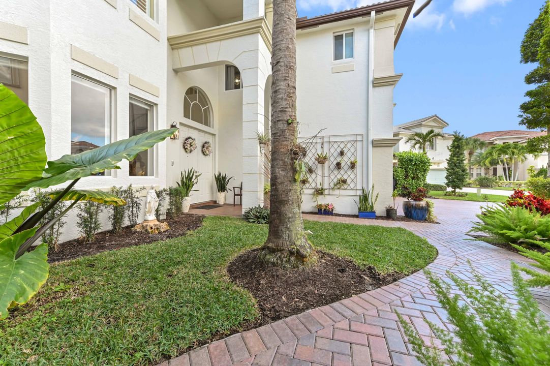 For Sale: $1,400,000 (6 beds, 4 baths, 3963 Square Feet)