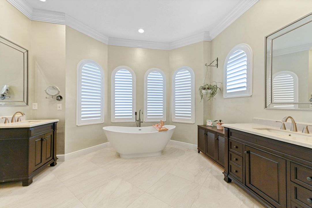 For Sale: $1,400,000 (6 beds, 4 baths, 3963 Square Feet)