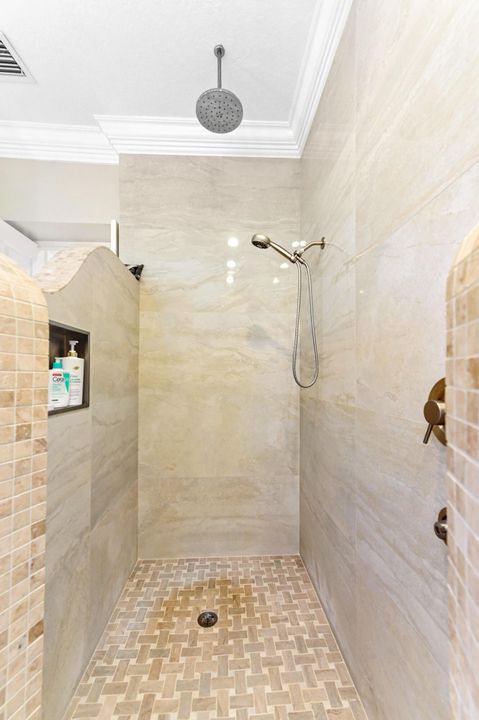 For Sale: $1,400,000 (6 beds, 4 baths, 3963 Square Feet)