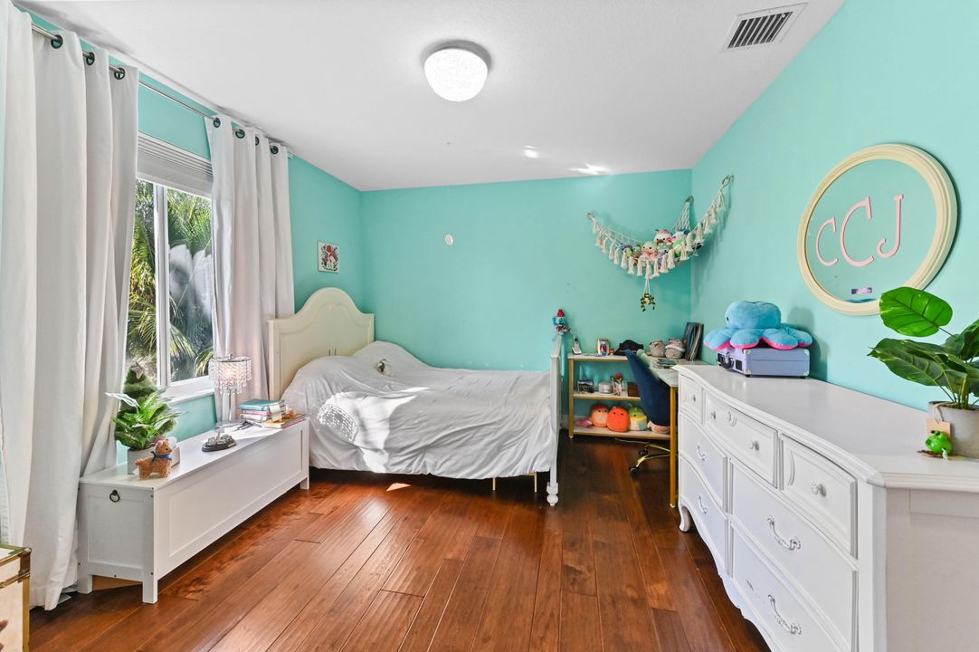 For Sale: $1,400,000 (6 beds, 4 baths, 3963 Square Feet)