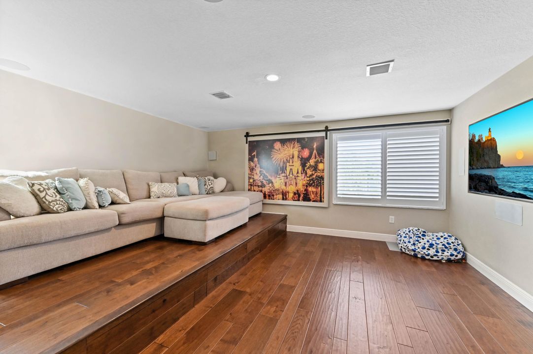 For Sale: $1,400,000 (6 beds, 4 baths, 3963 Square Feet)