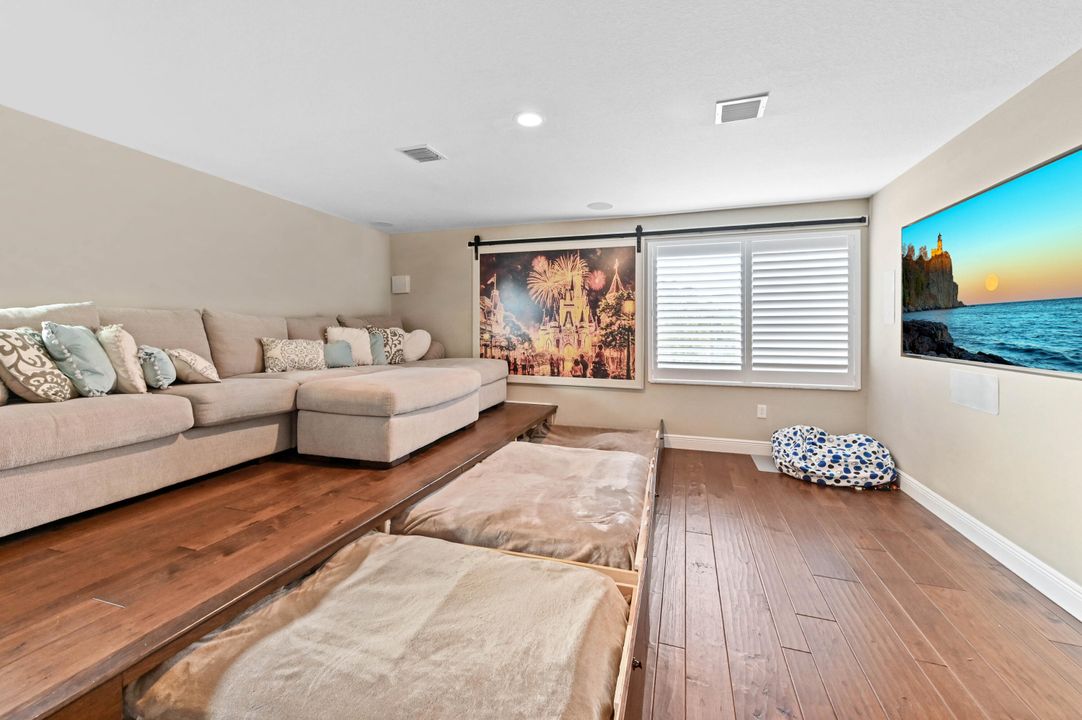 For Sale: $1,400,000 (6 beds, 4 baths, 3963 Square Feet)