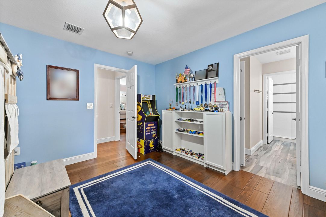 For Sale: $1,400,000 (6 beds, 4 baths, 3963 Square Feet)