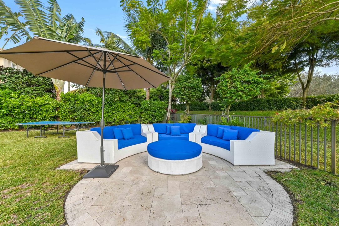 For Sale: $1,400,000 (6 beds, 4 baths, 3963 Square Feet)