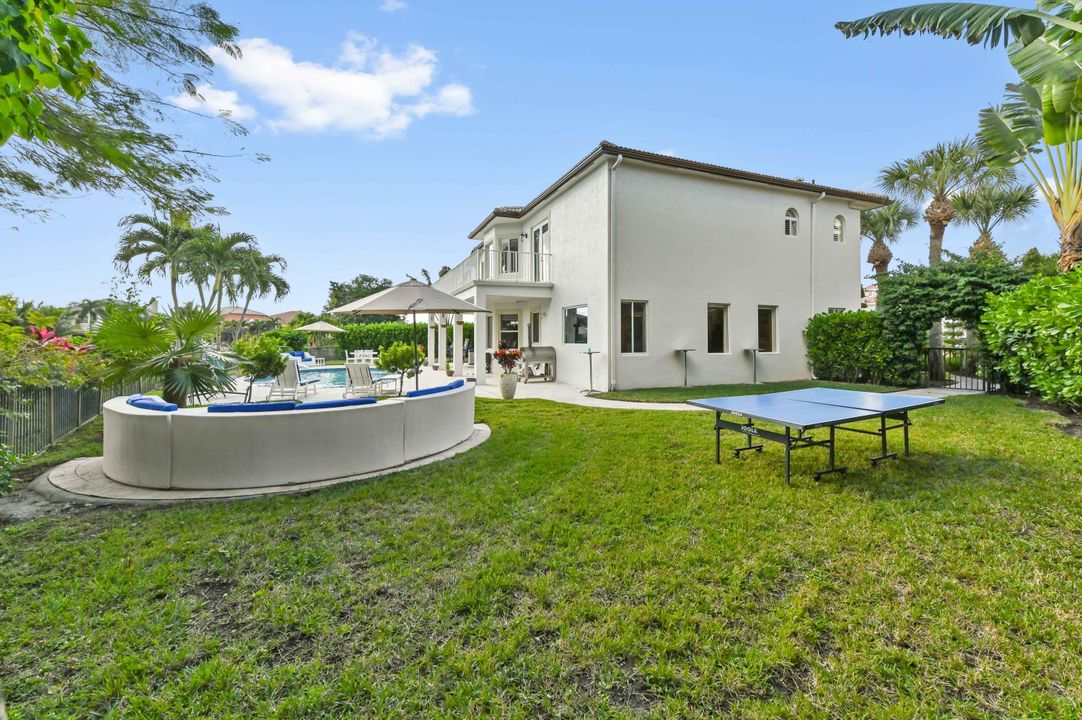 For Sale: $1,400,000 (6 beds, 4 baths, 3963 Square Feet)