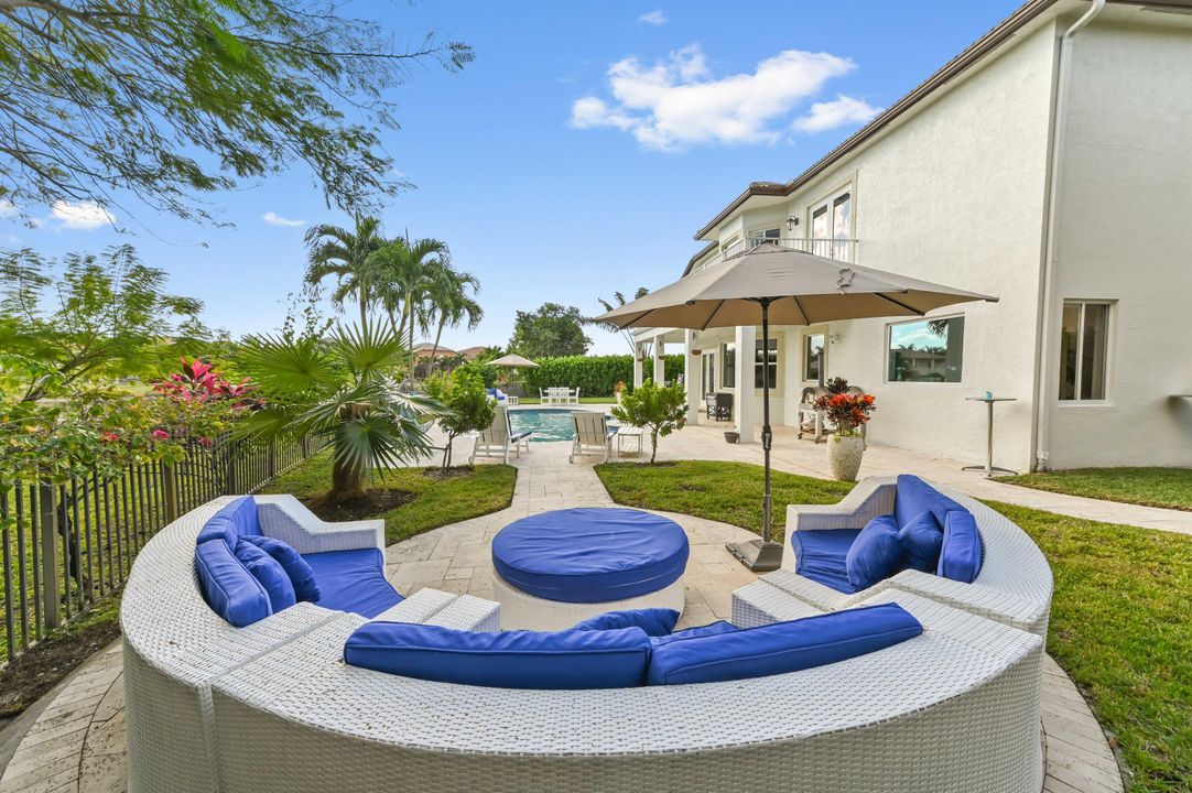 For Sale: $1,400,000 (6 beds, 4 baths, 3963 Square Feet)