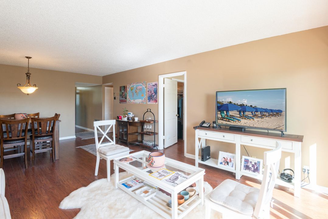 待售: $229,900 (2 贝兹, 2 浴室, 1042 平方英尺)